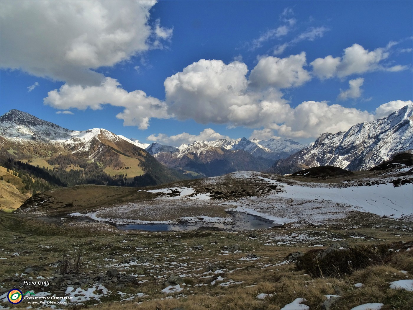 58 Ecco un bel laghetto in avanzato disgelo con pascoli che stanno rinverdendo cosparsi di Crocus vernus .JPG